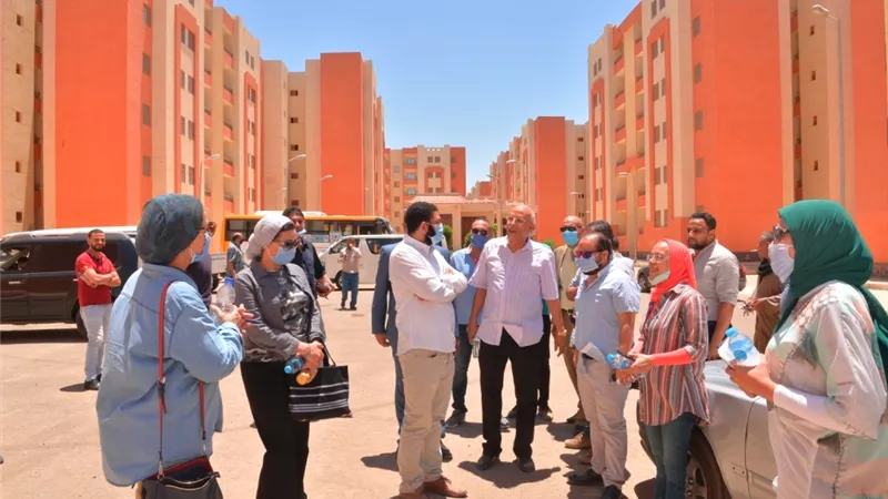 نائب رئيس جامعة أسيوط فى زيارة تفقدية للعمارات السكنية المطروحة للتمليك