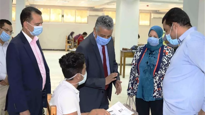 رئيس جامعة جنوب الوادى يتفقد امتحانات الفرق النهائية بطب الاسنان والاداب.. بالصور