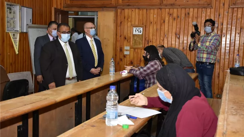 رئيس جامعة عين شمس يتفقد أعمال الامتحانات بالتجارة و الآداب