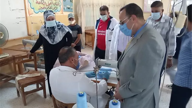 محافظ شمال سيناء يتفقد مشروع إنتاج الكمامات بمدينة العريش