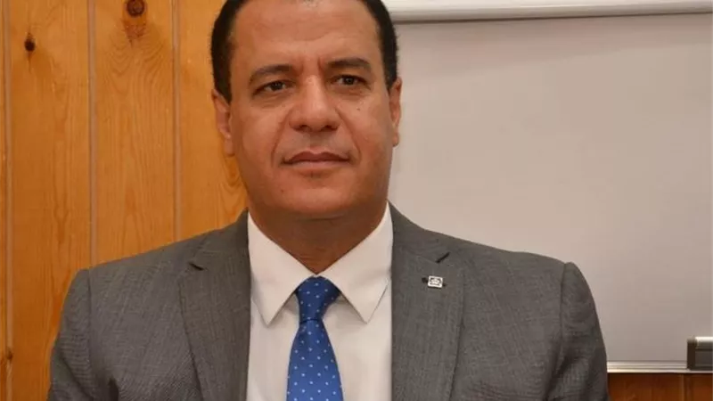 جامعة أسيوط تستقبل طلابها الممتحنين بالكمامات والمطهرات وكاشف الحرارة وزجاجات المياه