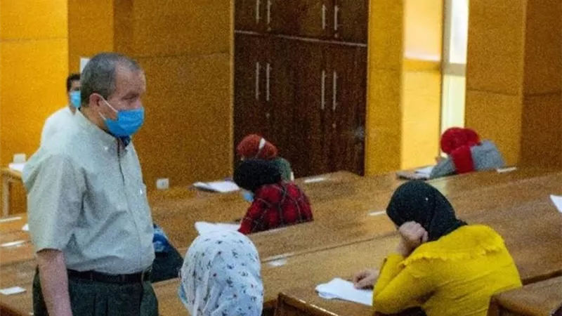 رئيس جامعة السويس يتفقد امتحان الفصل الدراسي الثاني بكليتي العلوم والتربية