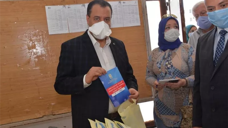 جامعة أسيوط تستقبل طلابها المغتربين بتوزيع عبوات تضم كمامات ومطهر للوقاية الصحية بداخل الوحدات السكنية بالمدينة الجامعية