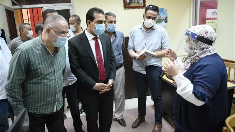 نائب محافظ قنا يتفقد العمل بمركز خدمه المواطنين فى نجع حمادى.. بالصور