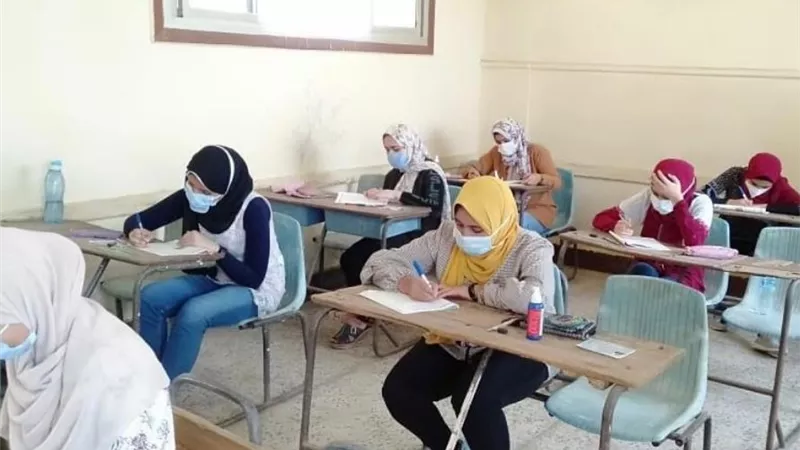 طلاب الثانويه العامه:امتحان الفيزياء طويل والمسائل صعبه والتاريخ أفضل