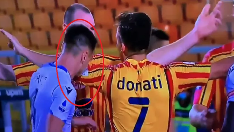 على طريقة سواريز.. لاعب لاتسيو يعض منافسه.. فيديو