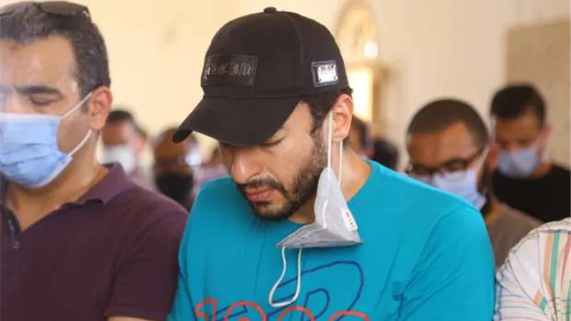 الجمهور يبحث عن حمادة هلال بعد وفاة والدته