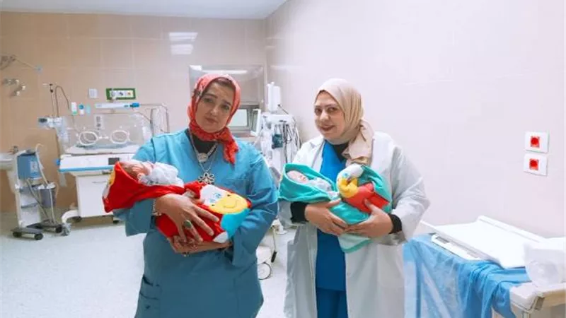 عمرهما 30 يوما.خروج توأم من مستشفى عزل اسنا بعد وفاة والدتهما