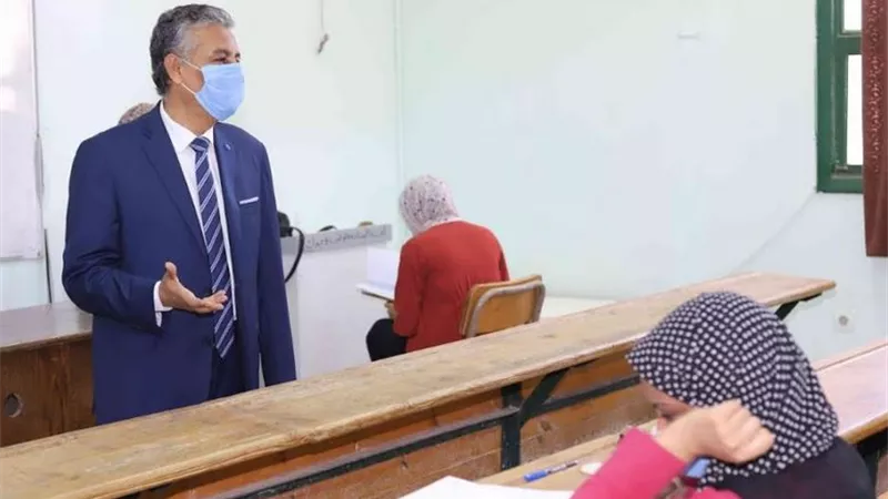 رئيس جامعة جنوب الوادى يتفقد الامتحانات بعدد من الكليات
