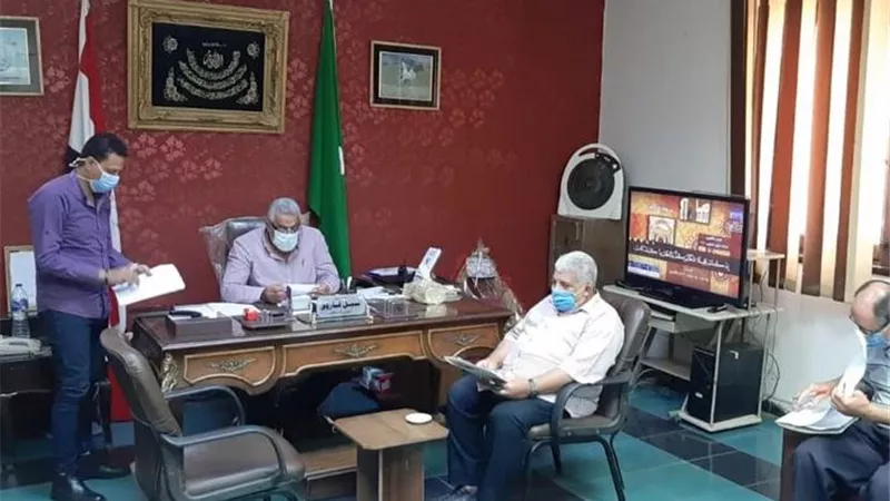 رئيس مدينة الزقازيق يترأس اجتماعا موسعا لمتابعة الاجراءات الاحترازية والتمهيد لعودة النشاط الاقتصادى