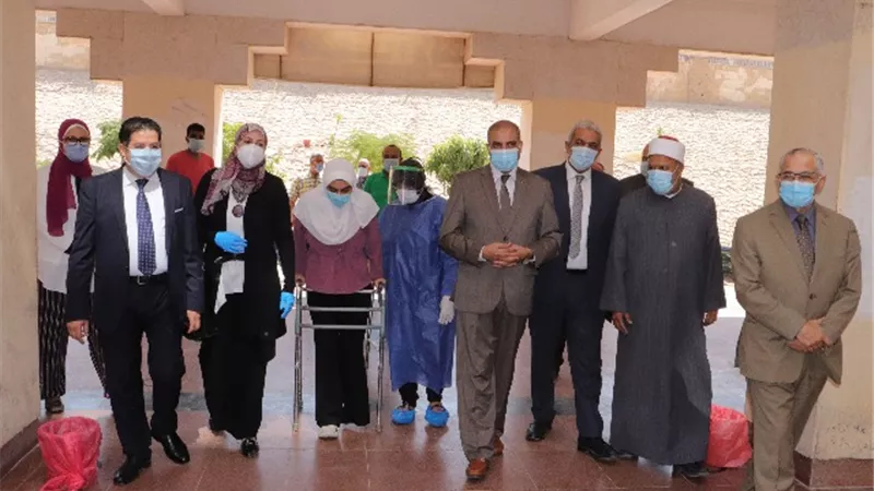 رئيس جامعة الأزهر يوصل طالبة مصابة بسيارته حتى باب لجنتها.صور