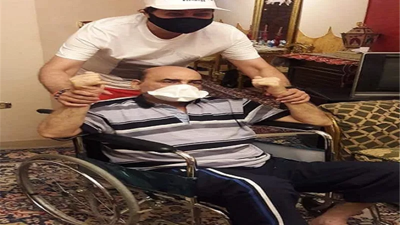 ابن أصول.. حكيم يزور الشاعر أمل الطائر صاحب الفضل فى نجوميته بعد إصابته بجلطات فى المخ