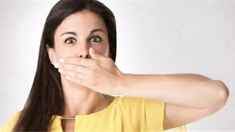 10 أشياء تسبب رائحة الفم الكريهة