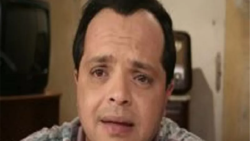 محمد هنيدى يتعرض لأزمة شديدة بسبب والده.. تفاصيل