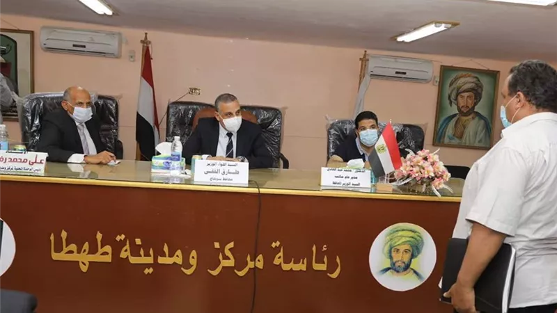 محافظ سوهاج يتفقد مقر الوحدة المحلية بطهطا ويعقد اجتماعا مع رئيس المدينة ومديري الإدارات