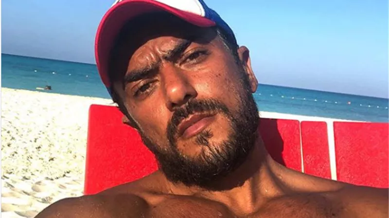 شاهد.. أحمد العوضى يقضى عطلة صيفية على البحر