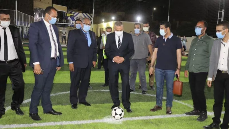 محافظ سوهاج يفتتح ورشة ملابس جاهزة وملعب خماسي لكرة القدم بمياه طهطا