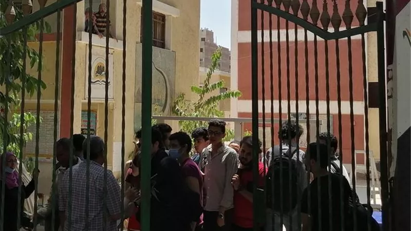 طلاب أسيوط يشكون من امتحان الفيزياء
