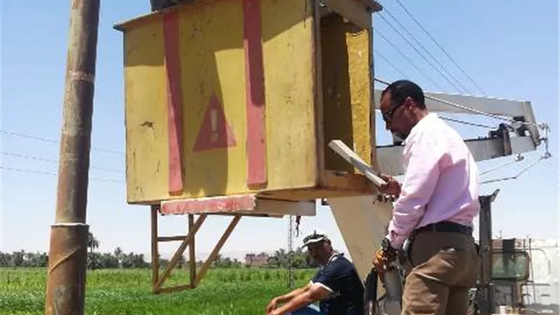 صيانة شاملة لكشافات الإنارة بنطاق قرية البحرى قمولا بقنا .. صور