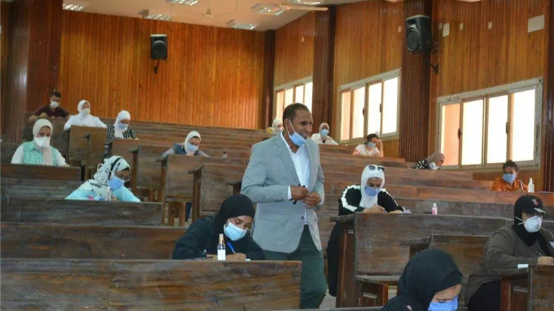 رئيس جامعة أسوان يتفقد لجان امتحانات السنوات النهائية بكلية الآداب