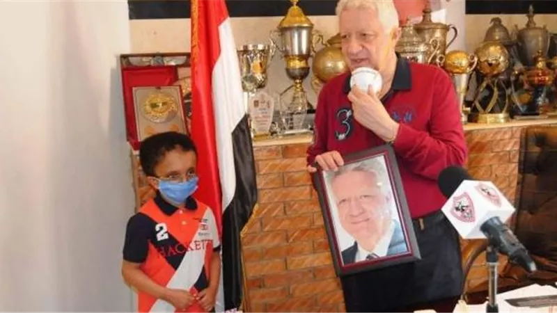 مرتضى منصور يكرم طفلين ويمنحهما العضوية الشرفية للزمالك.. صور