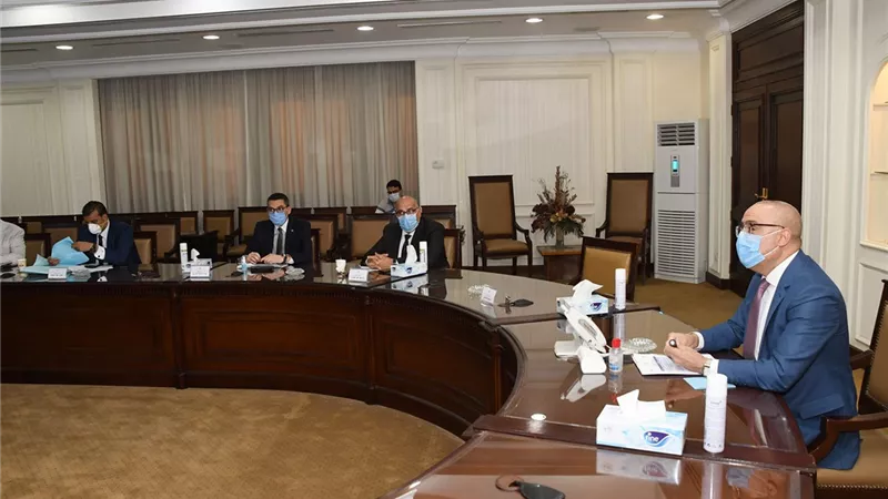 وزير الإسكان يتابع الموقف التنفيذي لمشروع تطوير منطقة 
