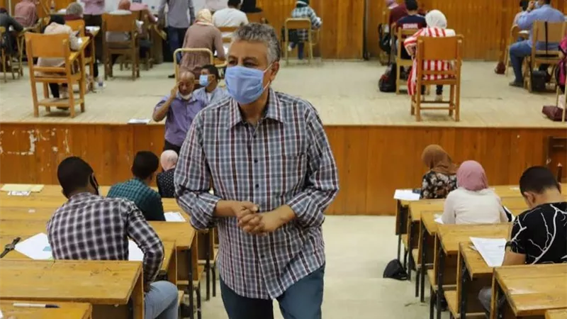 رئيس جامعة جنوب الوادى يتفقد امتحانات الفرقه الرابعه بكلية التجارة
