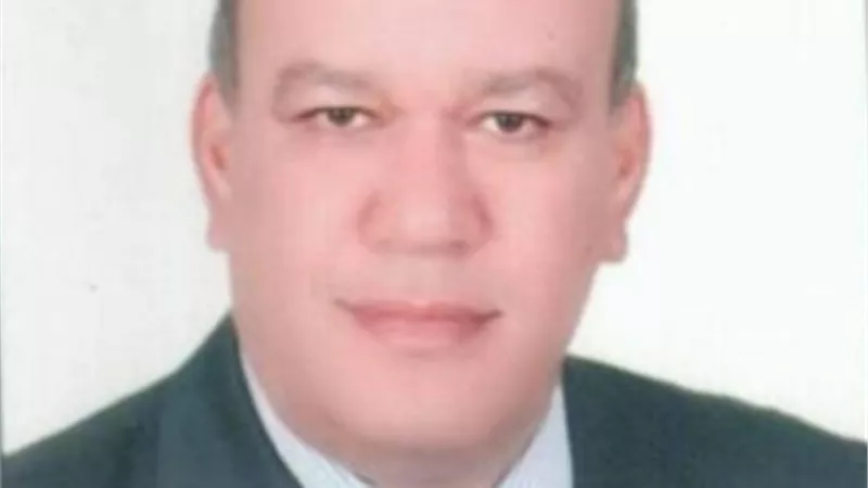 رئيس المطار يكرم العامل الأمين.. عثر على ١٧ ألف و٦٠٠ ريال سعودى وسلمهم للسلطات