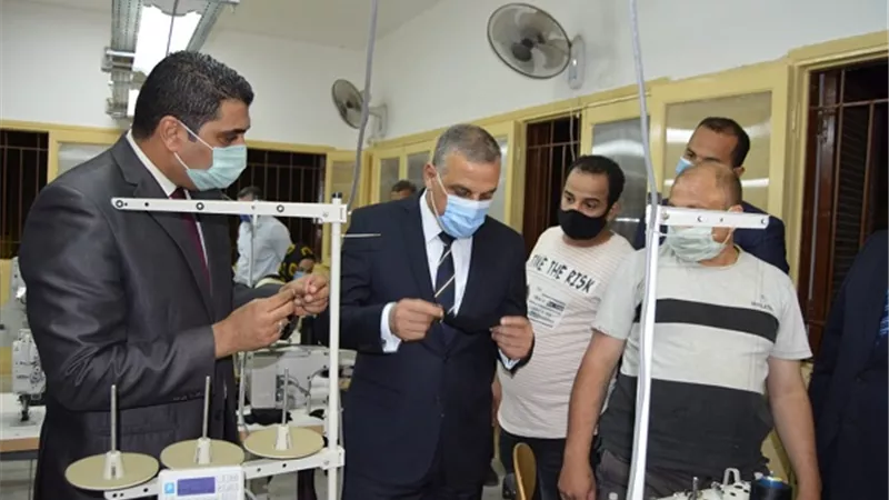 محافظ أسيوط يتابع إنتاج وتصنيع كمامات مركز تدريب القوى العاملة بطهطا