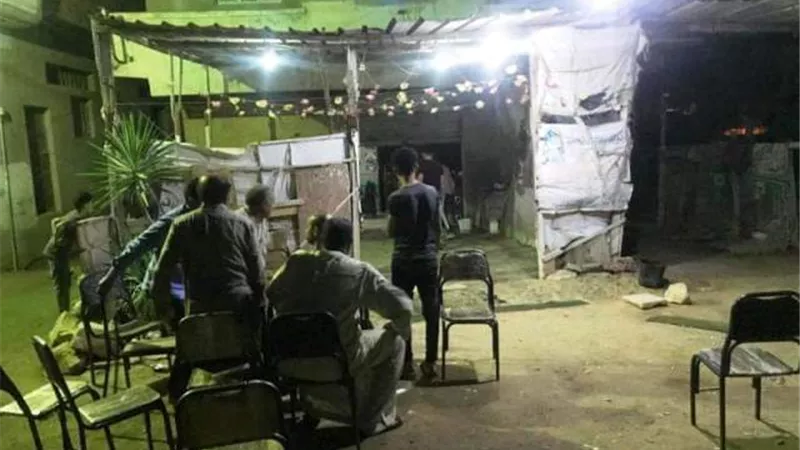 تشميع مقهى وملعب لعدم التزامهم بتوقيات الغلق في الشرقية .صور