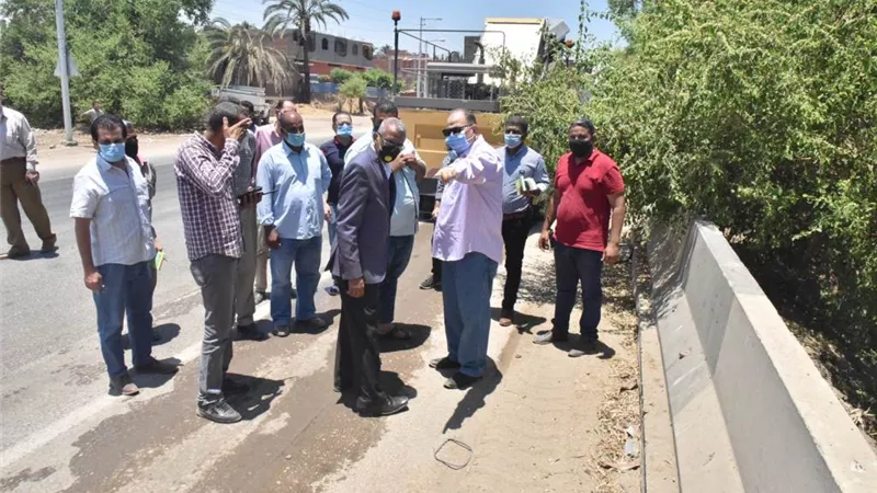 محافظ أسيوط يتفقد أعمال نظافة وشفط الأتربة على الطريق الزراعي بمداخل قريتي بني حسين ومنقباد.صور