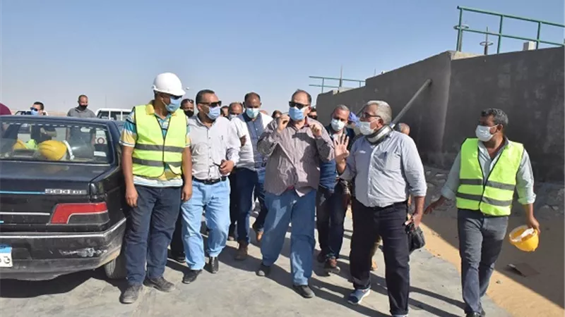محافظ أسيوط يتفقد محطة معالجة صرف صحي منفلوط