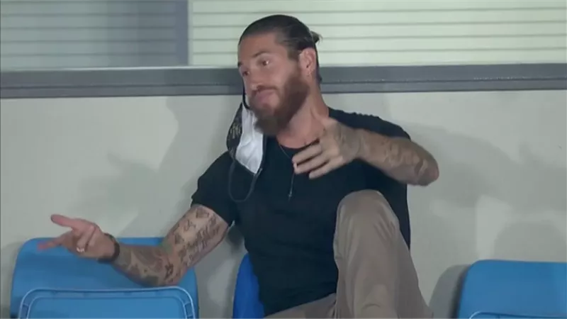 ريال مدريد يحصل على ركلة جزاء أمام أنظار راموس على المدرجات.. فيديو