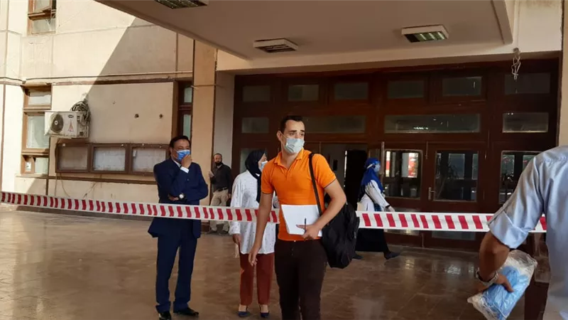 ألسن عين شمس تستقبل طلاب الفرق النهائية لأداء الامتحانات..صور