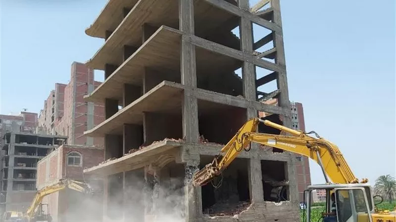بدء إزالة الأبراج المخالفة بمنطقة الغشام بالزقازيق
