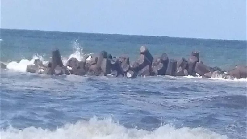 بعد ان ابتلع 11 شخصا فى يوم واحد .. محافظ الاسكندرية يغلق شاطئ النخيل