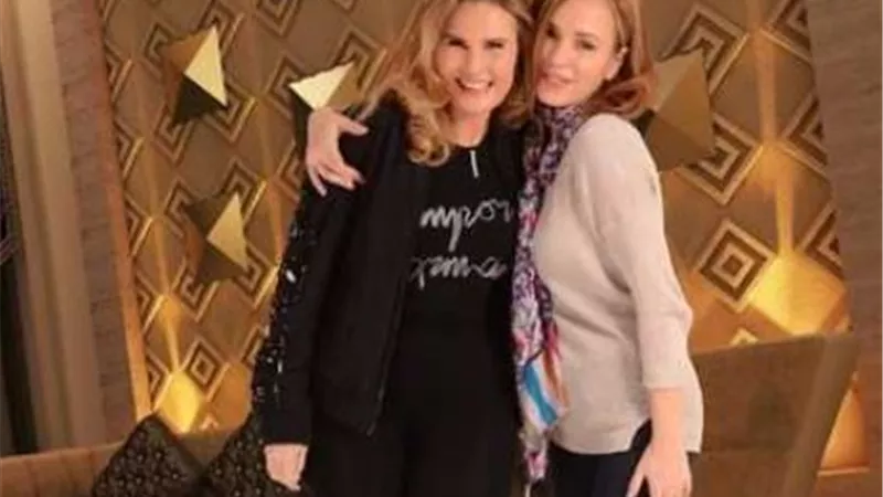 يسرا تواسي شيرين رضا بعد وفاة والدها
