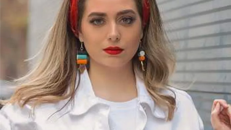 هبة مجدى تحيي ذكرى رحيل والدها بصورة نادرة وهى طفله