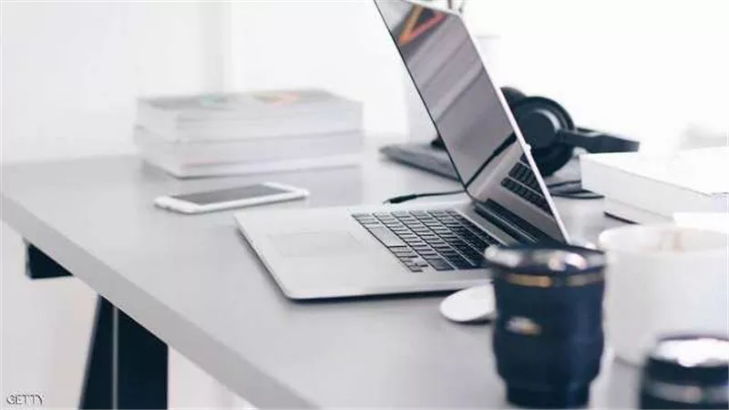 أبل تحذر من استخدام غطاء كاميرا الكمبيوتر