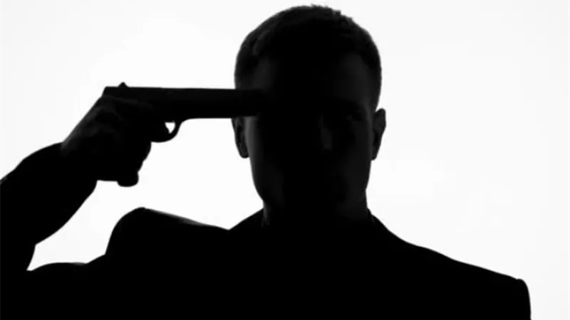 تناول العشاء مع زوجته ثم انتحر أمامها