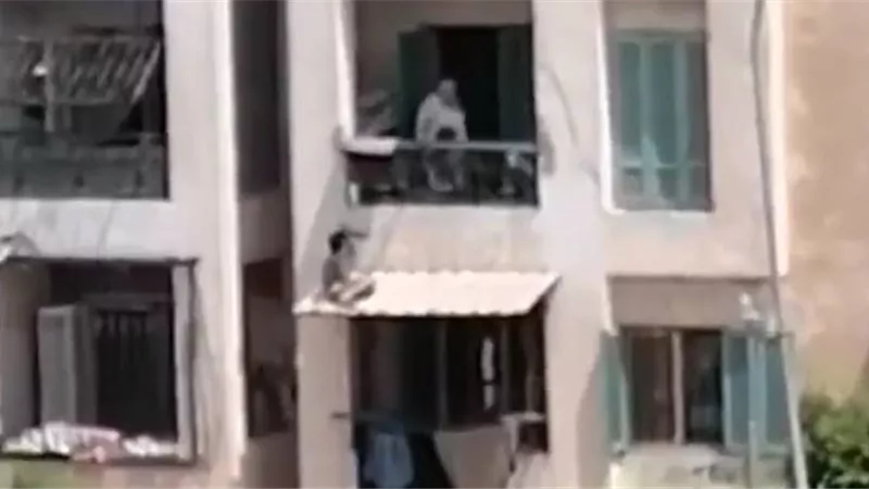 واقعة معاقبة أب لنجله وتركه على مظلة الشرفة غير صحيحة والنيابة تناشد عدم ترويج ونقل الأخبار دون تدقيق