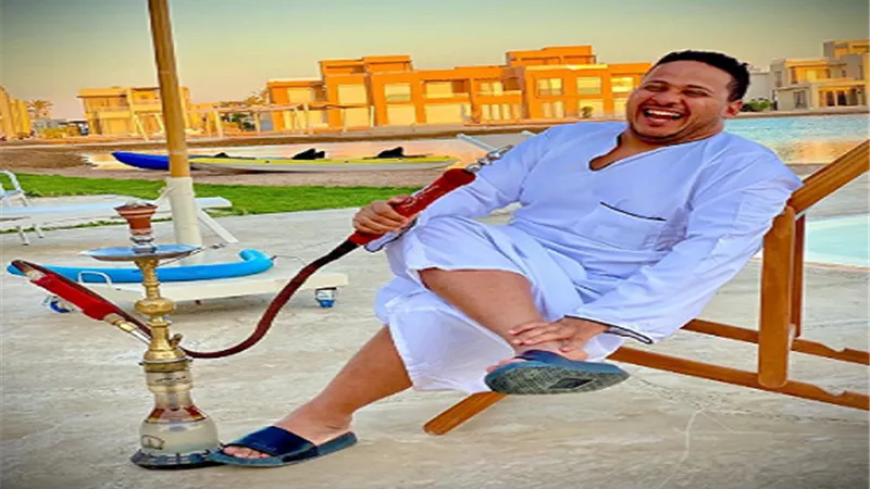 كريم عفيفى يدخن الشيشة فى الجونة ويعلق.. 