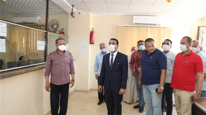 نائب المحافظ يتابع مستوى تقديم الخدمات بالمركز التكنولوجى بفرشوط