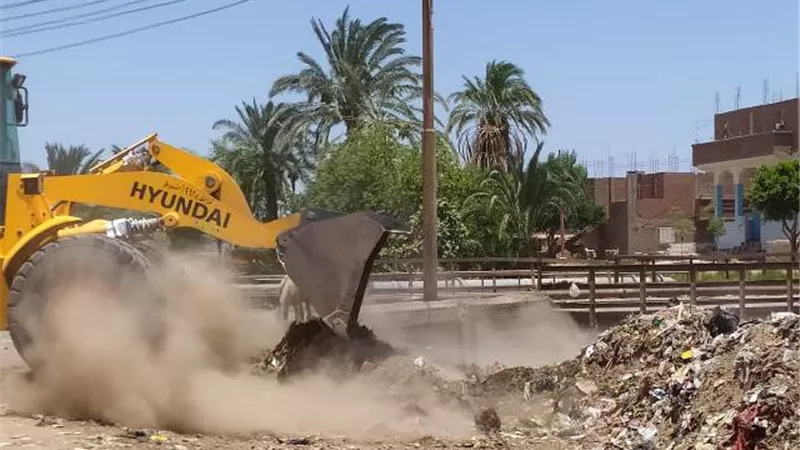 محافظ أسيوط: رفع أكوام القمامة المتراكمة على مصرف قنطرة الحما بمركز منفلوط