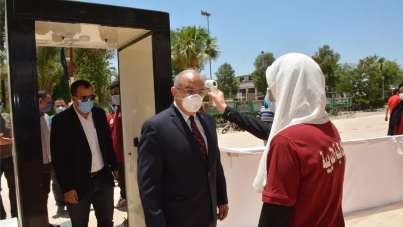 رئيس جامعة أسيوط يشيد بإجراءات الوقاية ومكافحة العدوى المتاحة للطلاب الممتحنين من الفرق النهائية