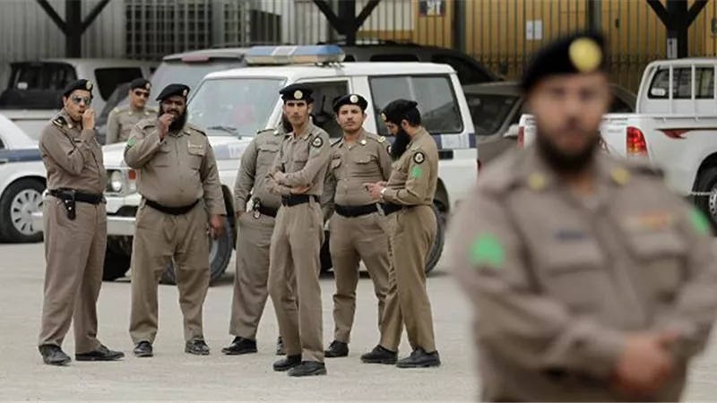 السعودية تعلن تفاصيل القبض على تشكيل عصابي تورط في سرقة محلات تجارية تحت تهديد السلاح
