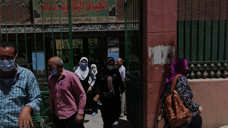 الأقصر.. طلاب الأدبي يتبادلون التهاني لسهولة أسئلة الجغرافيا