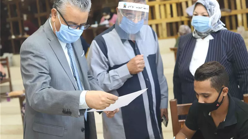 رئيس جامعة جنوب الوادى يتفقد الامتحانات بكليتي التجارة والتربية النوعية
