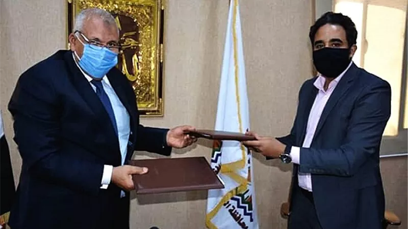الزملّوط يوقع بروتوكولاً لتشغيل ٨٥ بئرا جوفية بالطاقة الشمسية فى الوادى الجديد