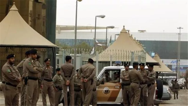 السعودية.. القبض على عصابة انتحلت صفة رجال أمن وسرقت أكثر من مليوني ريال سعودي
